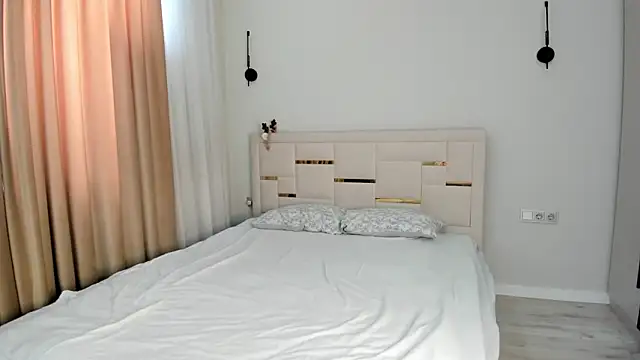 Lola Peach online show from March 11, 2026, 5:56 am