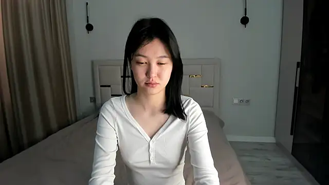 Lola Peach online show from April 10, 2026, 4:30 am