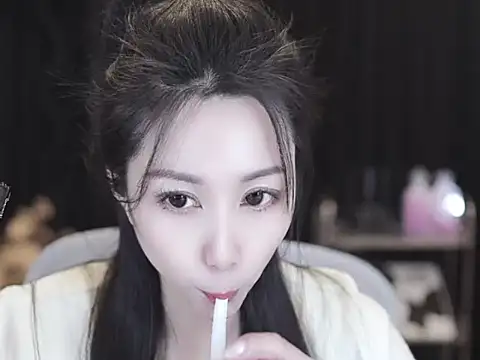 Snapshot of Nuyoah-77 chatting on February 18, 2026, 1:18 pm Nuyoah-77 online show from February 18, 2026, 1:18 pm