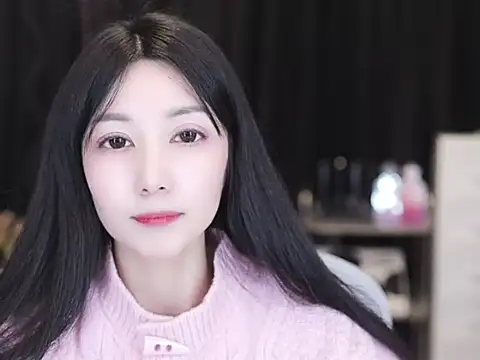 Snapshot of Nuyoah-77 chatting on December 17, 2025, 2:22 pm Nuyoah-77 online show from December 17, 2025, 2:22 pm