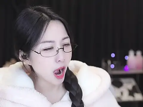 Snapshot of Nuyoah-77 chatting on February 10, 2026, 1:54 pm Nuyoah-77 online show from February 10, 2026, 1:54 pm