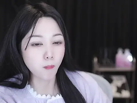 Snapshot of Nuyoah-77 chatting on February 15, 2026, 12:59 pm Nuyoah-77 online show from February 15, 2026, 12:59 pm