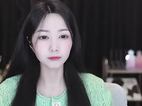 Snapshot of Nuyoah-77 chatting on March 25, 2026, 5:18 am Nuyoah-77 online show from March 25, 2026, 5:18 am