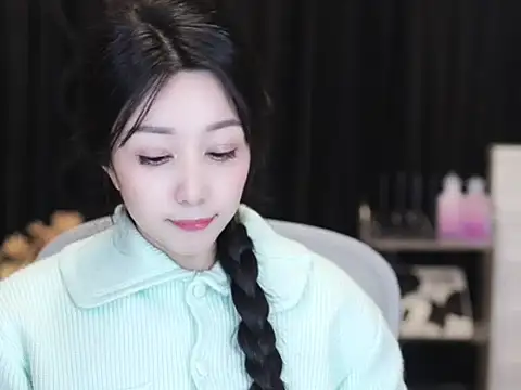 Snapshot of Nuyoah-77 chatting on January 5, 2026, 5:27 pm Nuyoah-77 online show from January 5, 2026, 5:27 pm