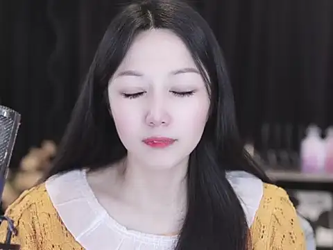 Snapshot of Nuyoah-77 chatting on April 4, 2026, 7:48 am Nuyoah-77 online show from April 4, 2026, 7:48 am