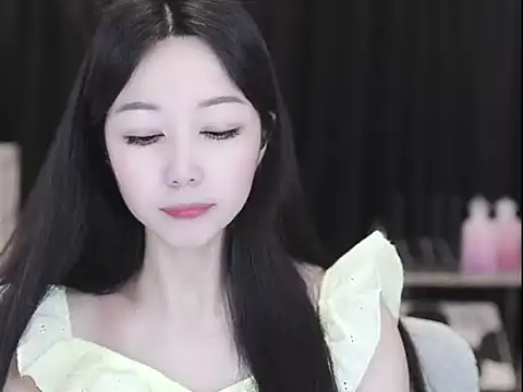 Snapshot of Nuyoah-77 chatting on April 16, 2026, 6:25 am Nuyoah-77 online show from April 16, 2026, 6:25 am