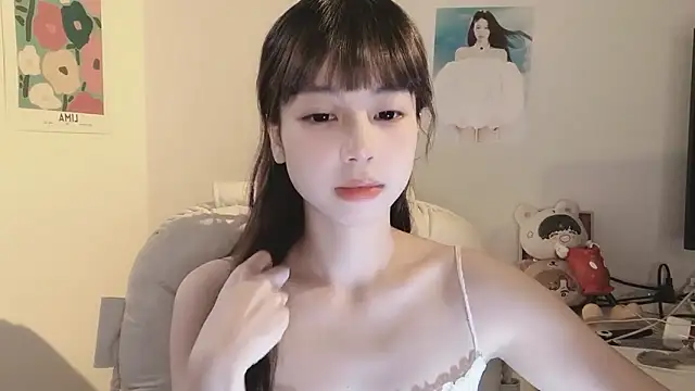 -Hottie online show from September 14, 2025, 4:29 pm