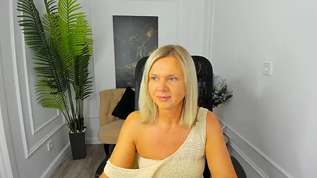 Snapshot of AgathaKlouin chatting on October 2, 2025, 7:06 pm AgathaKlouin online show from October 2, 2025, 7:06 pm