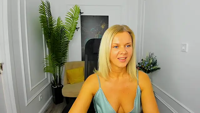 Snapshot of AgathaKlouin chatting on November 25, 2025, 7:14 pm AgathaKlouin online show from November 25, 2025, 7:14 pm