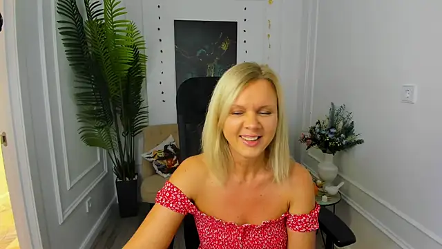 Snapshot of AgathaKlouin chatting on October 14, 2025, 7:14 pm AgathaKlouin online show from October 14, 2025, 7:14 pm