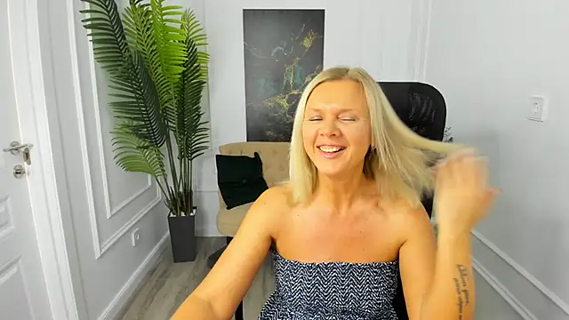 Snapshot of AgathaKlouin chatting on October 7, 2025, 7:15 pm AgathaKlouin online show from October 7, 2025, 7:15 pm