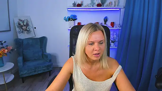 Snapshot of AgathaKlouin chatting on November 1, 2025, 7:19 pm AgathaKlouin online show from November 1, 2025, 7:19 pm