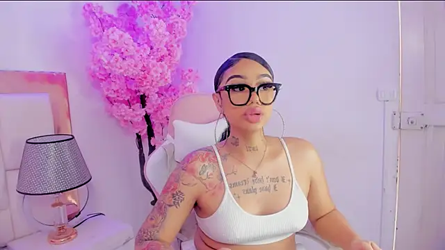 Snapshot of Mia_Jansen chatting on February 6, 2025, 8:56 pm Mia Jansen online show from February 6, 2025, 8:56 pm