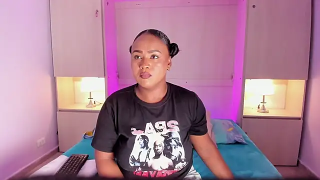 Snapshot of EmilyyStuart chatting on February 18, 2026, 3:37 am EmilyyStuart online show from February 18, 2026, 3:37 am