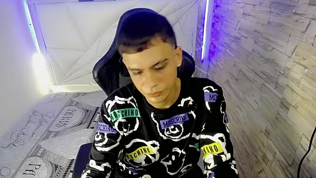 zacariasss  online show from December 2, 2024, 8:50 pm