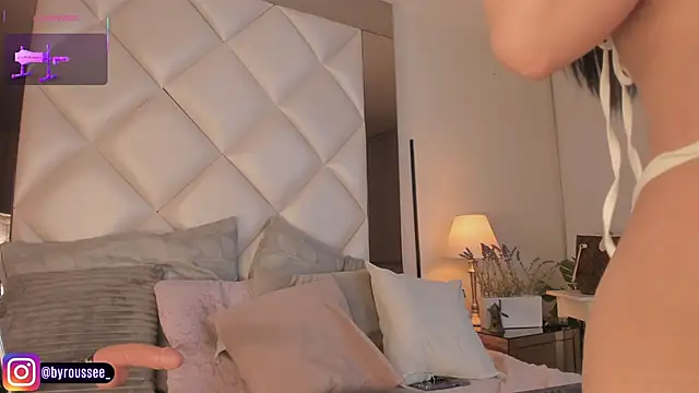 Snapshot of KimRoussee chatting on October 29, 2025, 4:55 am KimRoussee online show from October 29, 2025, 4:55 am