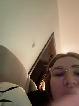 Snapshot of Leya__Droit chatting on February 2, 2025, 1:45 am Leya Droit online show from February 2, 2025, 1:45 am