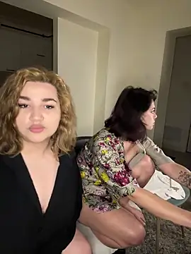 Snapshot of Leya__Droit chatting on March 20, 2025, 4:53 pm Leya Droit online show from March 20, 2025, 4:53 pm