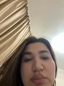 Snapshot of Leya__Droit chatting on January 3, 2025, 7:39 pm Leya Droit online show from January 3, 2025, 7:39 pm