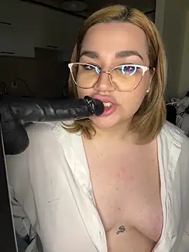 Snapshot of Leya__Droit chatting on February 22, 2025, 3:47 pm Leya Droit online show from February 22, 2025, 3:47 pm