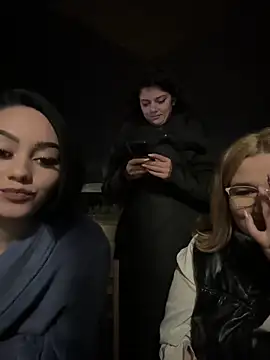 Snapshot of Leya__Droit chatting on March 15, 2025, 9:05 pm Leya Droit online show from March 15, 2025, 9:05 pm