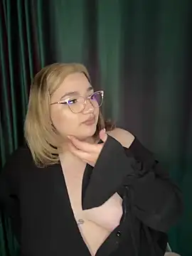Snapshot of Leya__Droit chatting on March 10, 2025, 1:00 pm Leya Droit online show from March 10, 2025, 1:00 pm