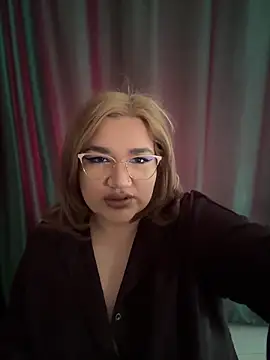 Snapshot of Leya__Droit chatting on March 10, 2025, 8:39 am Leya Droit online show from March 10, 2025, 8:39 am