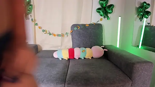 zoe roux21 online show from March 18, 2025, 7:44 pm