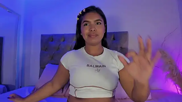 Snapshot of zoe_roux21 chatting on January 14, 2026, 5:00 am zoe roux21 online show from January 14, 2026, 5:00 am