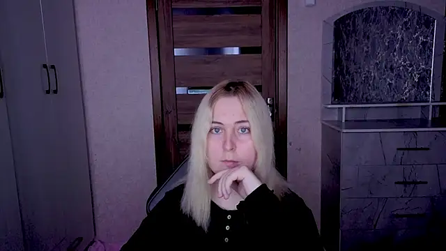 Snapshot of Kristy-Max chatting on April 22, 2026, 8:15 pm Kristy-Max online show from April 22, 2026, 8:15 pm