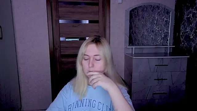 Snapshot of Kristy-Max chatting on April 25, 2026, 8:39 pm Kristy-Max online show from April 25, 2026, 8:39 pm