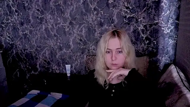 Snapshot of Kristy-Max chatting on April 1, 2026, 8:50 pm Kristy-Max online show from April 1, 2026, 8:50 pm