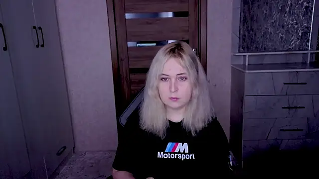 Snapshot of Kristy-Max chatting on April 5, 2026, 8:37 pm Kristy-Max online show from April 5, 2026, 8:37 pm