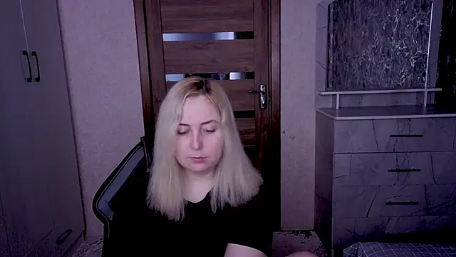 Snapshot of Kristy-Max chatting on April 13, 2026, 8:24 pm Kristy-Max online show from April 13, 2026, 8:24 pm