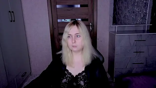 Snapshot of Kristy-Max chatting on April 23, 2026, 7:59 pm Kristy-Max online show from April 23, 2026, 7:59 pm