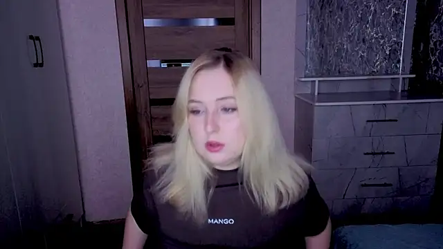 Snapshot of Kristy-Max chatting on May 17, 2026, 9:37 pm Kristy-Max online show from May 17, 2026, 9:37 pm