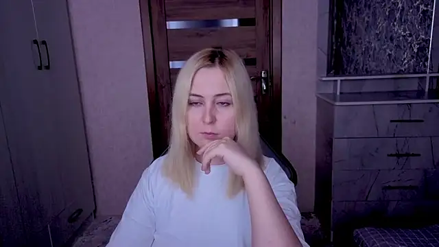 Snapshot of Kristy-Max chatting on April 9, 2026, 9:43 pm Kristy-Max online show from April 9, 2026, 9:43 pm