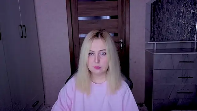 Snapshot of Kristy-Max chatting on April 8, 2026, 9:49 pm Kristy-Max online show from April 8, 2026, 9:49 pm