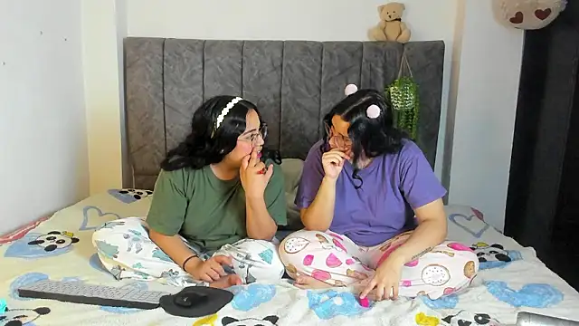 Snapshot of maddie-and-chelsea- chatting on March 11, 2026, 3:22 am maddie-and-chelsea- online show from March 11, 2026, 3:22 am