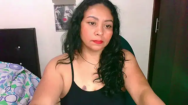 Snapshot of zaray_bella chatting on April 18, 2026, 10:32 pm zaray bella online show from April 18, 2026, 10:32 pm