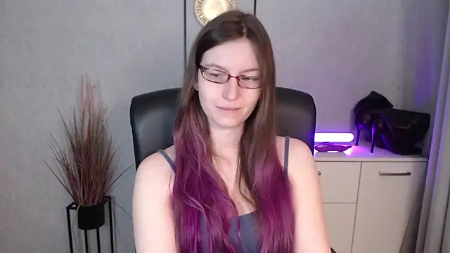 Snapshot of emmaxDelight chatting on December 16, 2025, 6:28 am emmaxDelight online show from December 16, 2025, 6:28 am