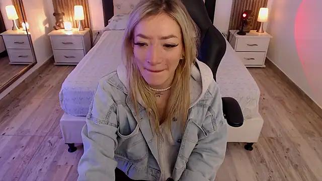 Snapshot of zoe_jones13 chatting on September 10, 2025, 3:05 am zoe jones13 online show from September 10, 2025, 3:05 am