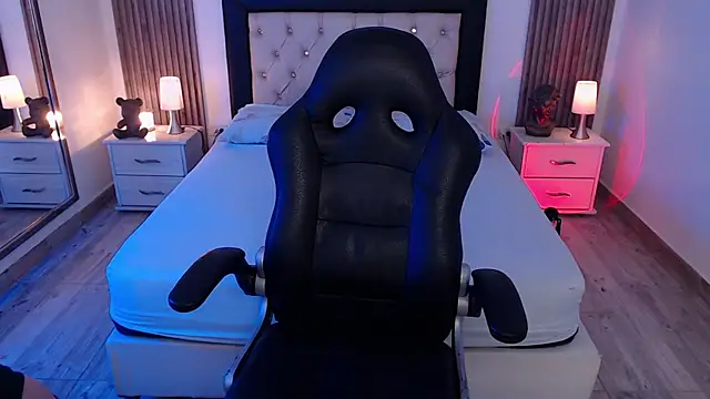 Snapshot of zoe_jones13 chatting on October 17, 2025, 3:32 am zoe jones13 online show from October 17, 2025, 3:32 am