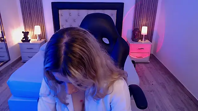 Snapshot of zoe_jones13 chatting on October 2, 2025, 3:10 am zoe jones13 online show from October 2, 2025, 3:10 am