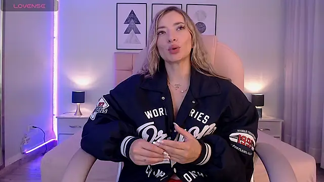 Snapshot of zoe_jones13 chatting on March 19, 2025, 10:00 am zoe jones13 online show from March 19, 2025, 10:00 am