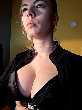 Snapshot of allinqueen chatting on March 26, 2026, 6:17 pm allinqueen online show from March 26, 2026, 6:17 pm
