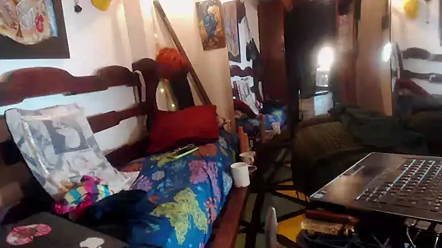 laye19 online show from December 3, 2025, 2:12 am