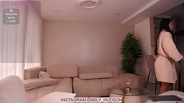 emily huddson  online show from April 15, 2026, 9:04 pm