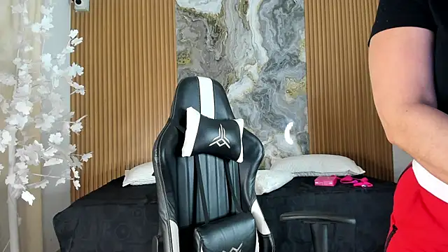 Danna topless online show from May 13, 2026, 12:01 pm