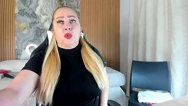 Danna topless online show from December 5, 2025, 12:04 pm